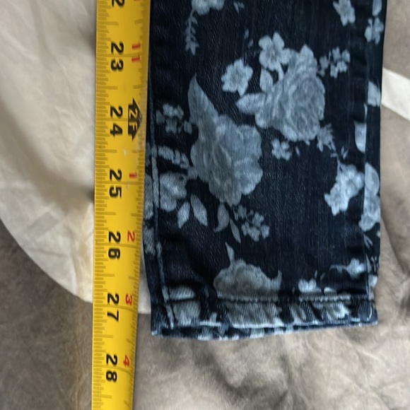 American Eagle size 6 stretch jeans, flower motif - Picture 7 of 9